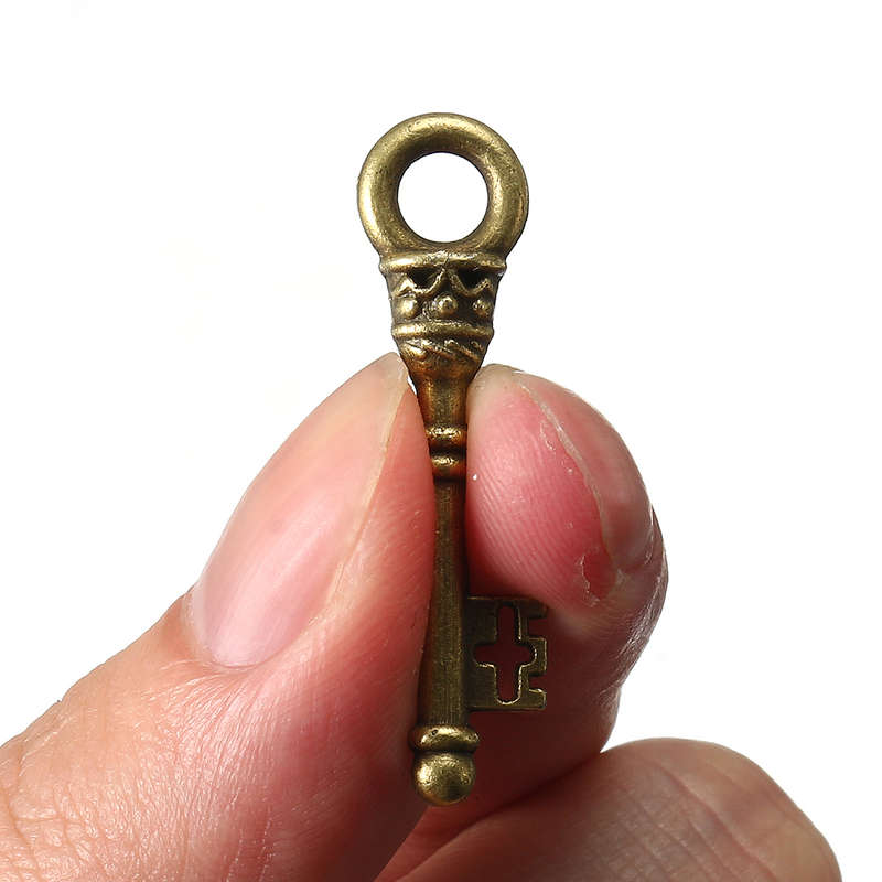ique Old Vintage Look Skeleton Keys Lot Bronze Tone Pendants Jewelry M