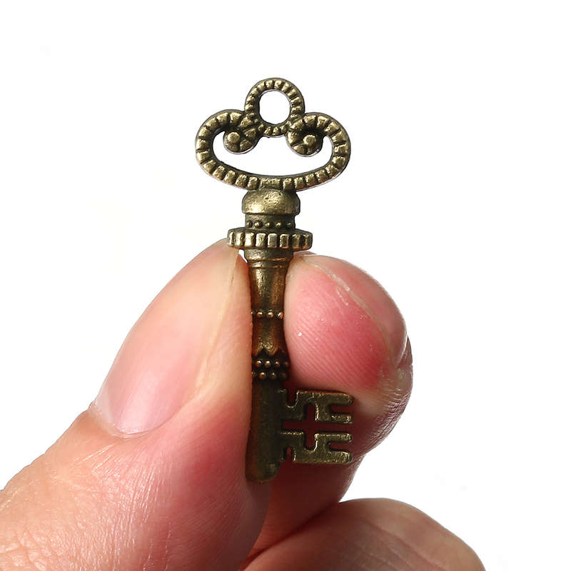 ique Old Vintage Look Skeleton Keys Lot Bronze Tone Pendants Jewelry M