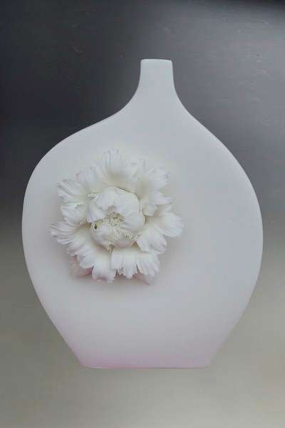 Vase with one peony