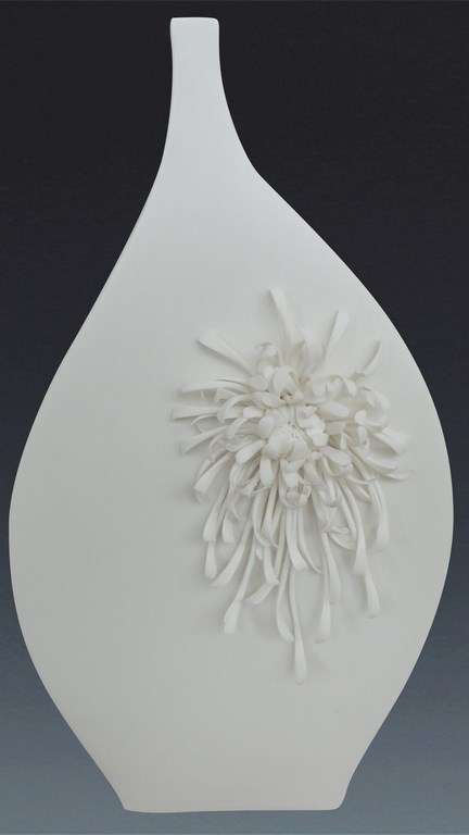 Vase with one chrysanthumum