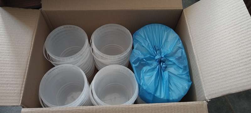 1L Clear Bucket with a Lid + Handle
