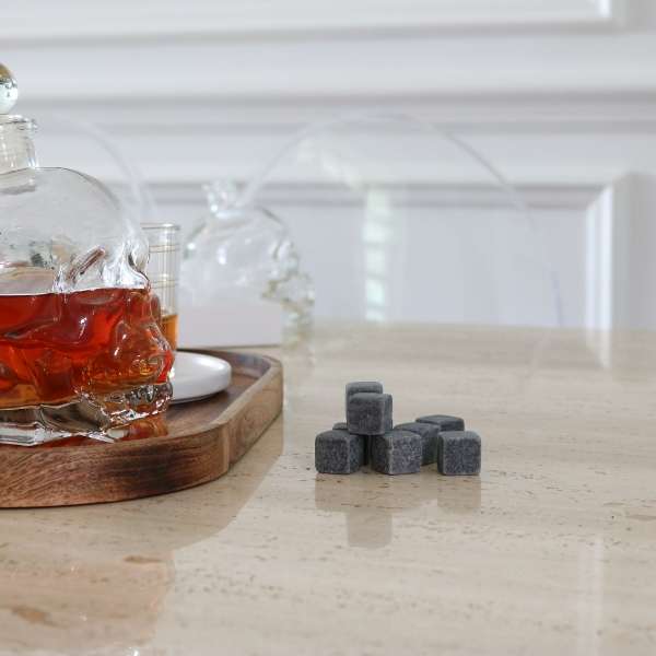 The ultimate Whiskey Gift Set: Decanter, 2 x Glasses and Whiskey Stones