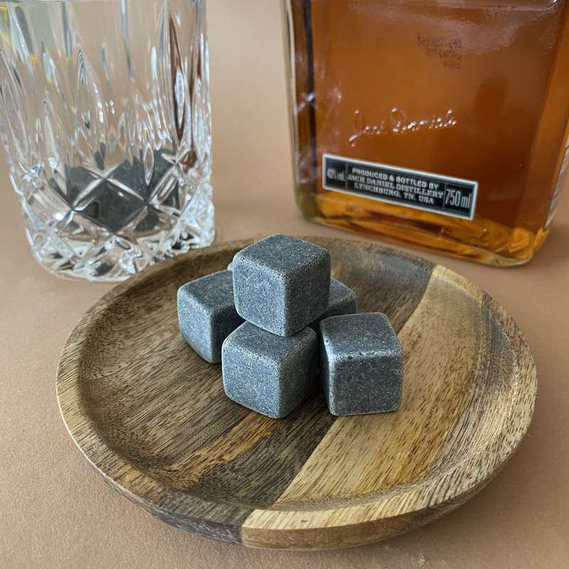 The ultimate Whiskey Gift Set: Decanter, 2 x Glasses and Whiskey Stones