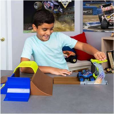 Monster Jam Basic Stunt Die-Cast Vehicle Playset 1:64 (Supplied pack may vary)
