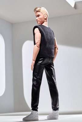 Barbie Signature Looks Poseable Ken Doll (Blonde)