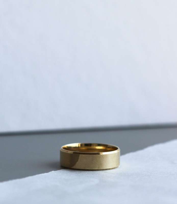 Mens 9ct Gold Beveled Edge Satin Wedding Band (6mm)