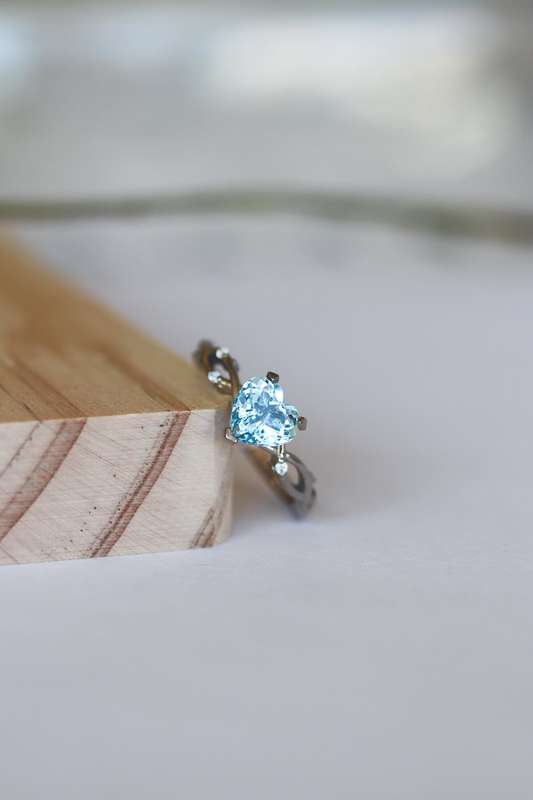 1.00ct Aquamarine Heart Engagement Ring