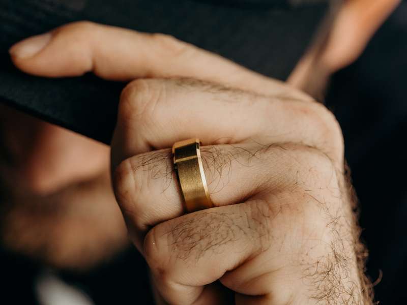 Mens 9ct Gold Beveled Edge Satin Wedding Band (6mm)