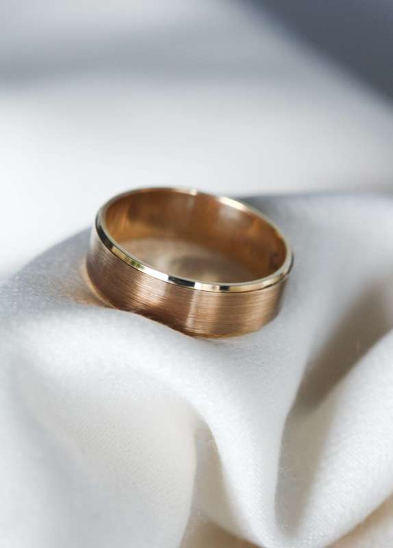 Mens 9ct Gold Beveled Edge Satin Wedding Band (6mm)