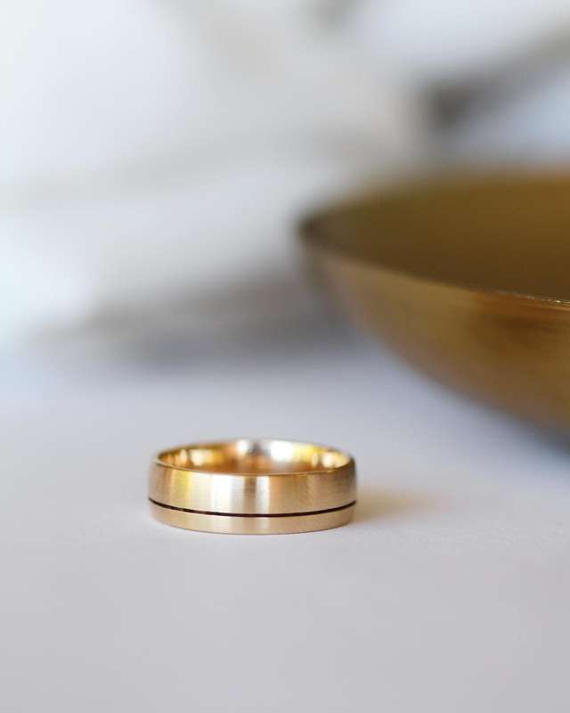 9ct Yellow Gold Satin Finish Mens Wedding Ring With Black Inlay (5mm)