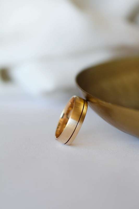 9ct Yellow Gold Satin Finish Mens Wedding Ring With Black Inlay (5mm)