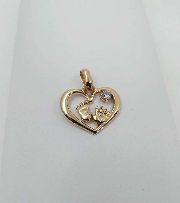 Moms Heart Pendant in Gold