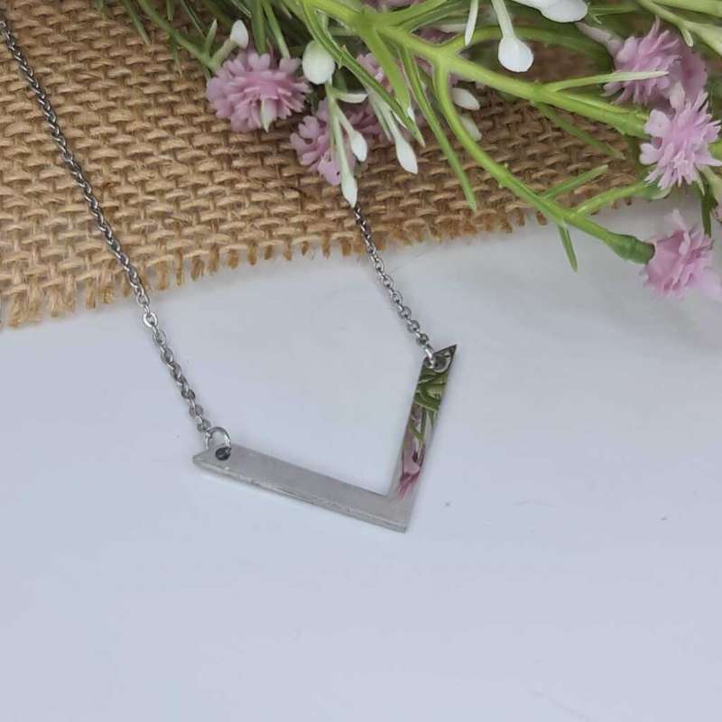 V NECKLACE