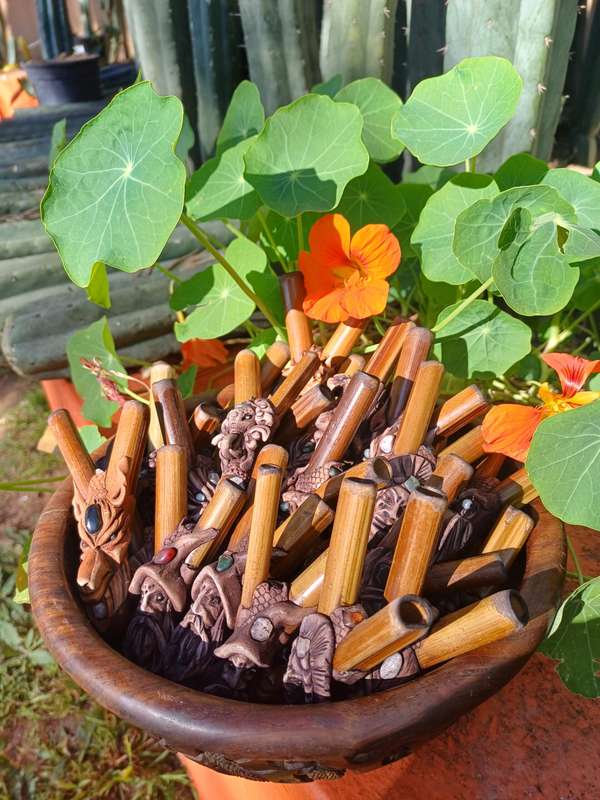 Rapé Kuripes made from Bamboo with clay faces
