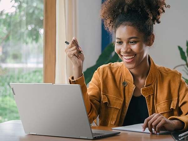Women in cafÃ© working on Lenovo IdeaPad 5 2-in-1 Gen 9 (14â Intel)
