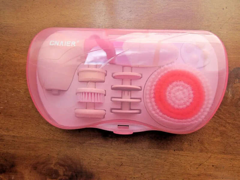 9 in 1 Exfoliating Facial Brush
