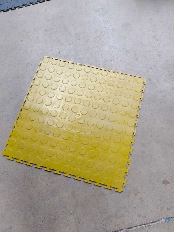 ZEE - PVC Interlocking Rubber Floor Tile - Gym Mats (4-Pack) - Various Colors