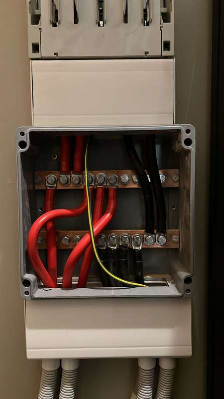 Battery busbar box