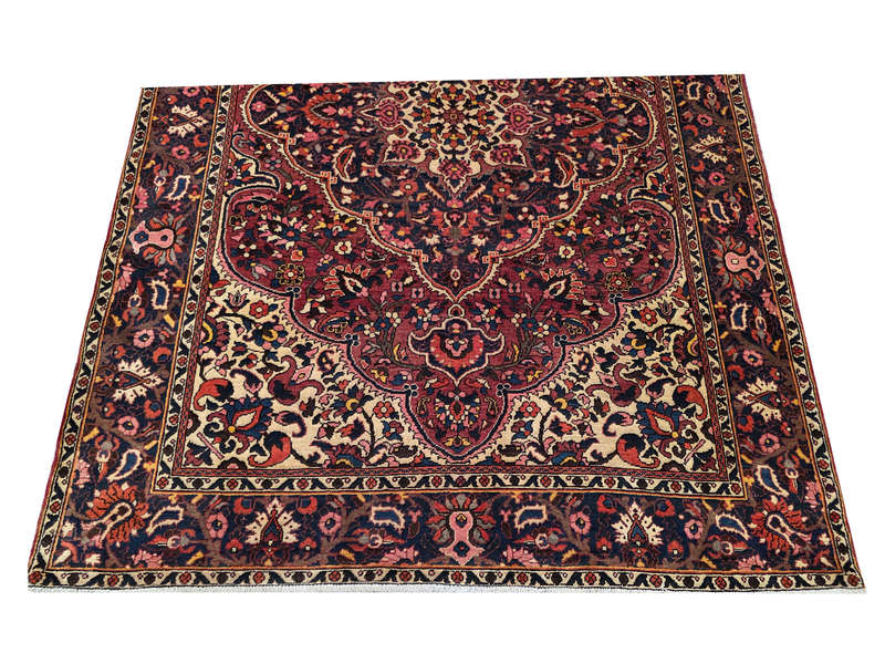 Fine quality Bakhtiari carpet 310 x 210 cm