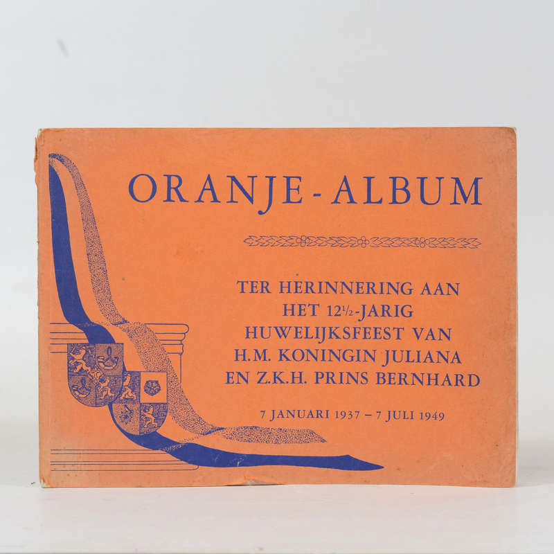 Oranje - Album. Ter Herinnering aan het 12.5 - Jarig Huwelijksfeest van H.W. Koningin Juliana en ...