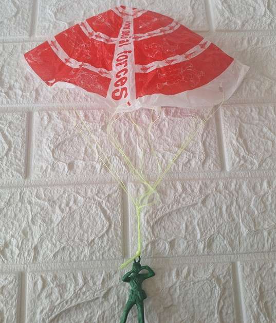 Mini plastic soldiers with parachute