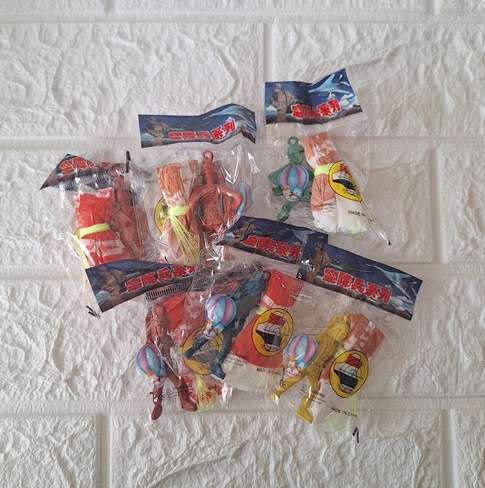 Mini plastic soldiers with parachute