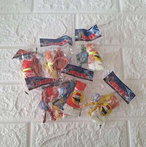 Mini plastic soldiers with parachute