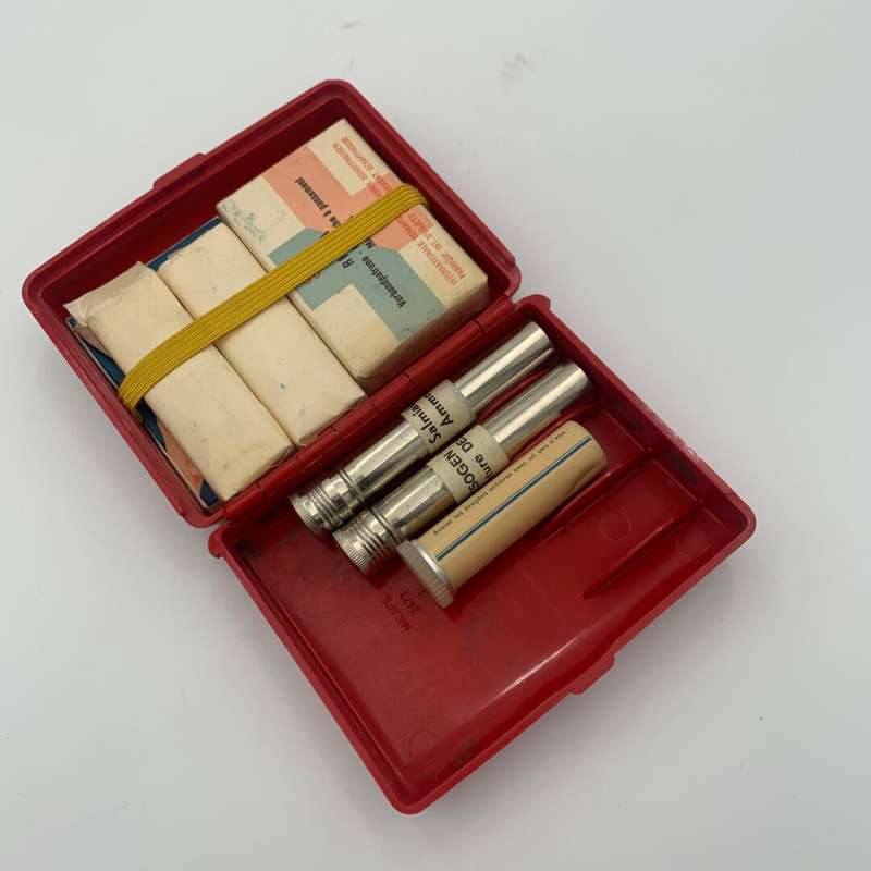 "Pharmacie De Poche" in Red Case