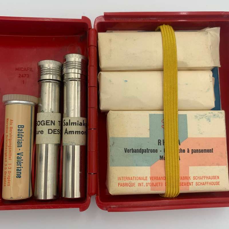 "Pharmacie De Poche" in Red Case