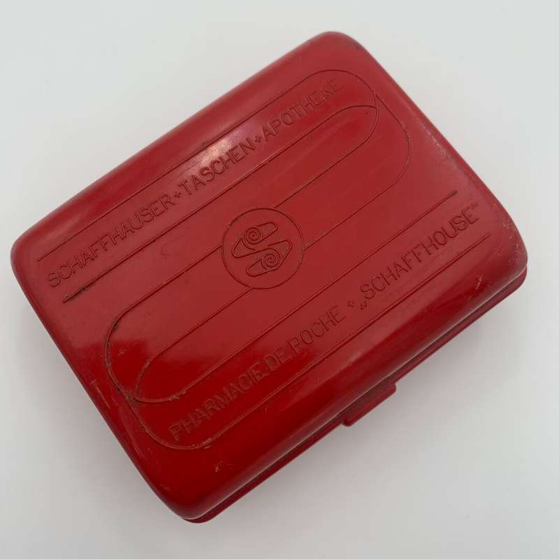 "Pharmacie De Poche" in Red Case