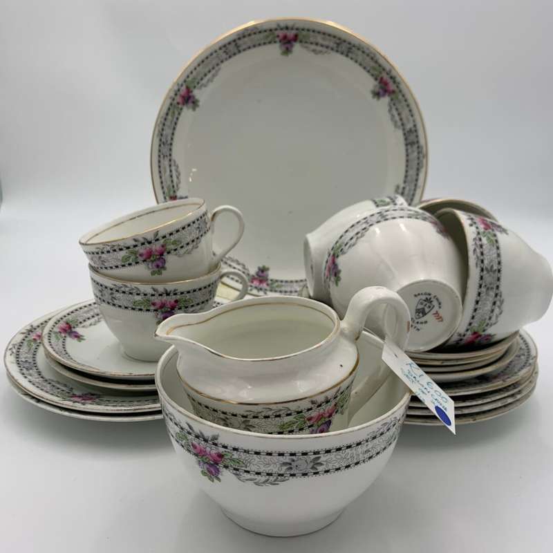 "Salon China" Set of 21