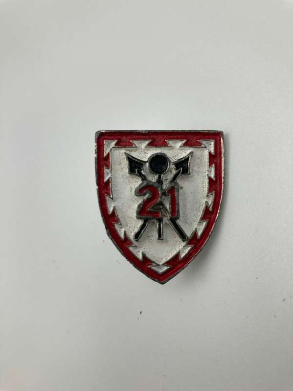 21 BATT Painted Cap Badge