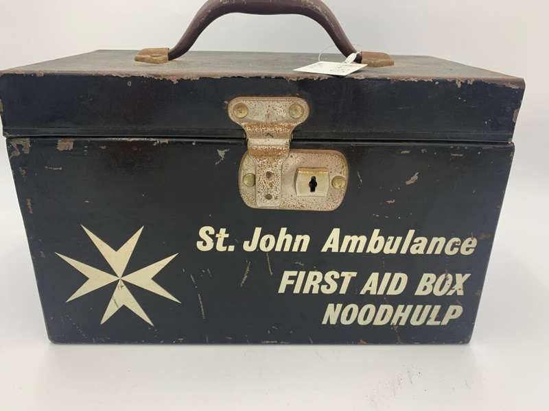 Vintage St Johns Ambulance Metal First Aid Box - Noordhulp
