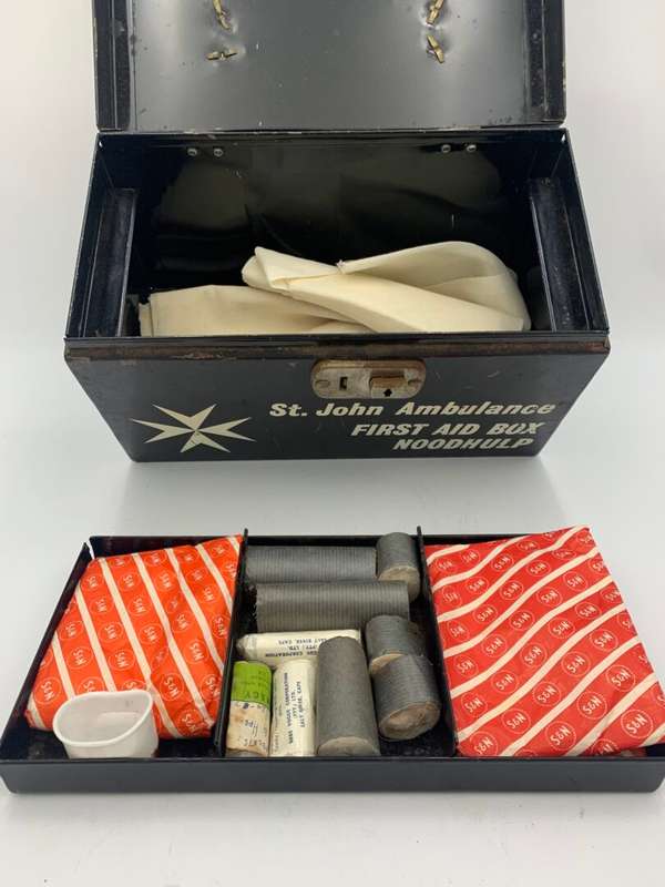 Vintage St Johns Ambulance Metal First Aid Box - Noordhulp