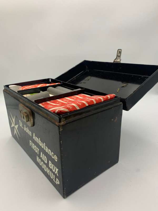 Vintage St Johns Ambulance Metal First Aid Box - Noordhulp