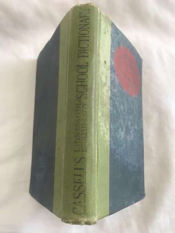 A New Latin-English School Dictionary - Millicent I.Thomas