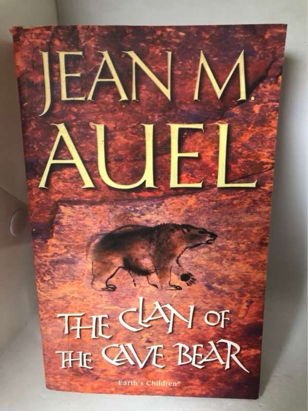 The Clan of the Cave Bear - Jean M. Auel