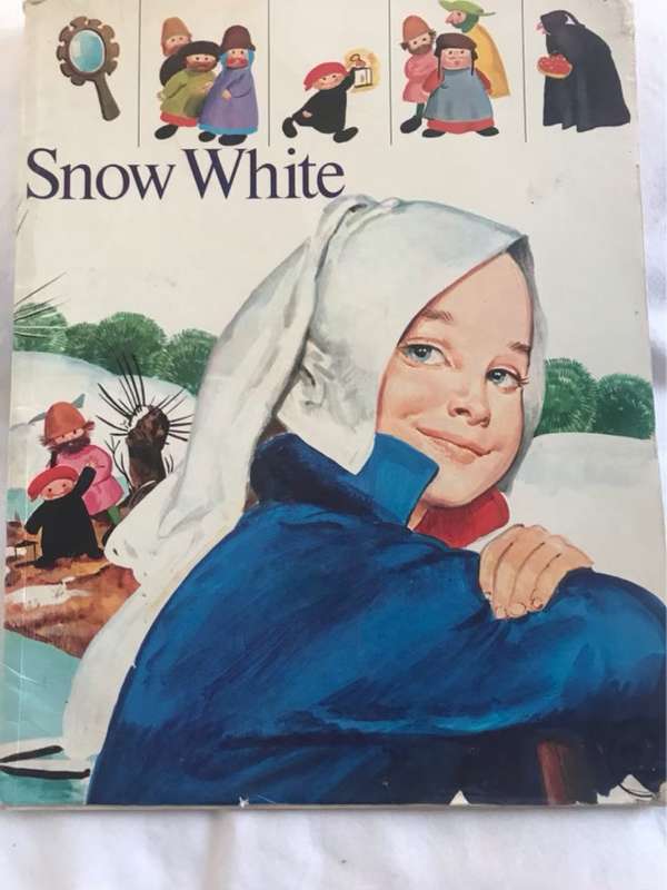 Snow White, Retold by Manuela Lazzara Pittoni & Ester Piazza - Charles Perrault