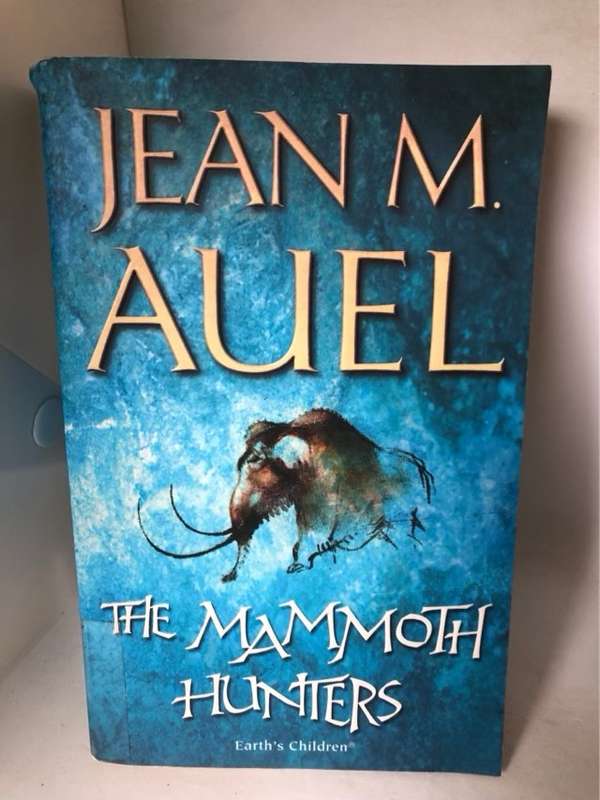 The Mammoth Hunters - Jean M. Auel