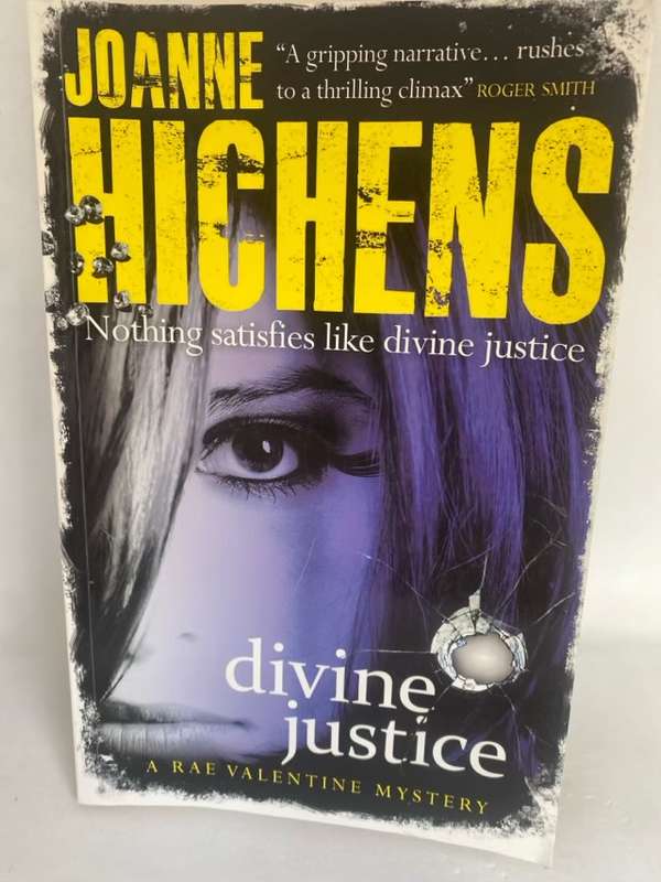 Divine Justice, A Rae Valentine Mystery - Joanne Hichens