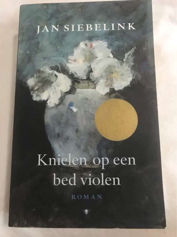 Knielen op een bed violen, roman - Jan Siebelink
