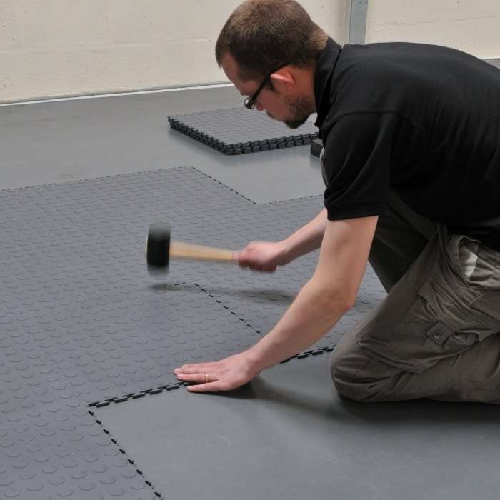 ZEE - PVC Interlocking Rubber Floor Tile - Gym Mats (4-Pack) - Various Colors