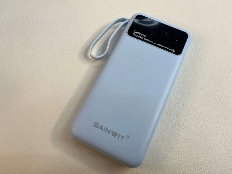 Gainwit 10000mAh Power Bank with Built-in Cables