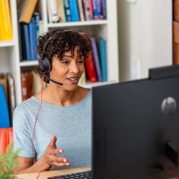 Blackwire 5200 women working at computer - lifestyle