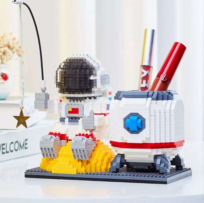 6903 Starfish  Astronaut Pen Holder Bricks With LED Light 1588pcs