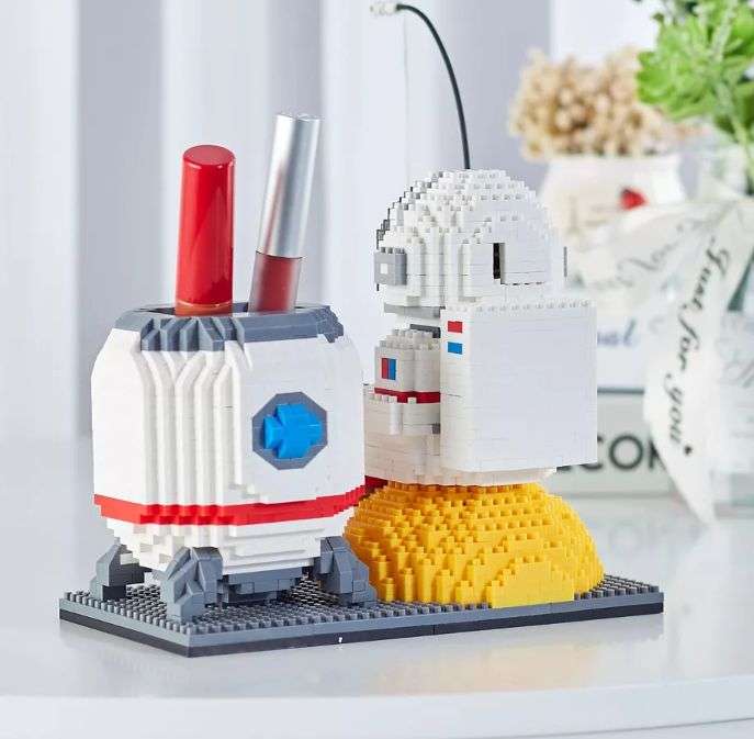 6903 Starfish  Astronaut Pen Holder Bricks With LED Light 1588pcs