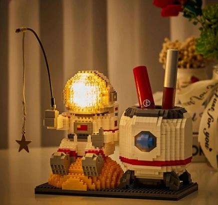 6903 Starfish  Astronaut Pen Holder Bricks With LED Light 1588pcs