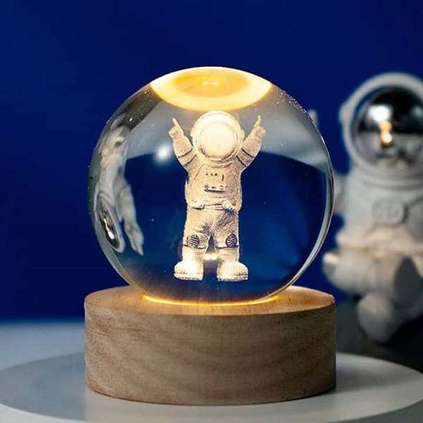 PM-161 Astronaut Crystal Ball Night Light  3D Lamp with Wooden Base USB Powered