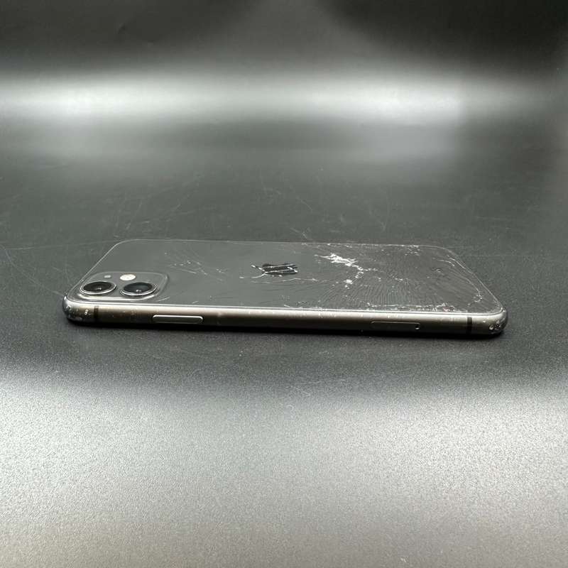 iPhone 11 64GB Black (Cracked Back)