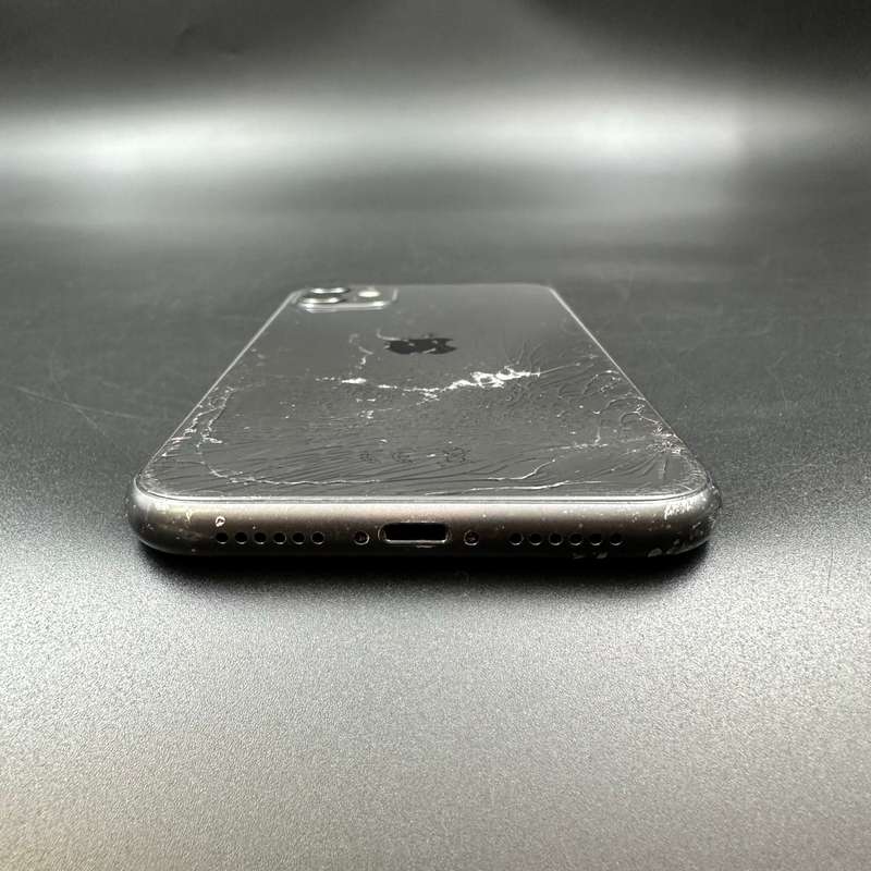 iPhone 11 64GB Black (Cracked Back)